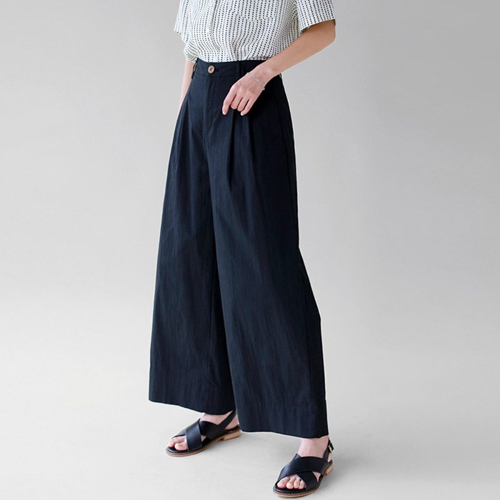 Reed pin tuck wide pants