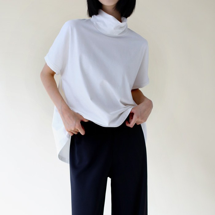 Loose turtleneck half tee